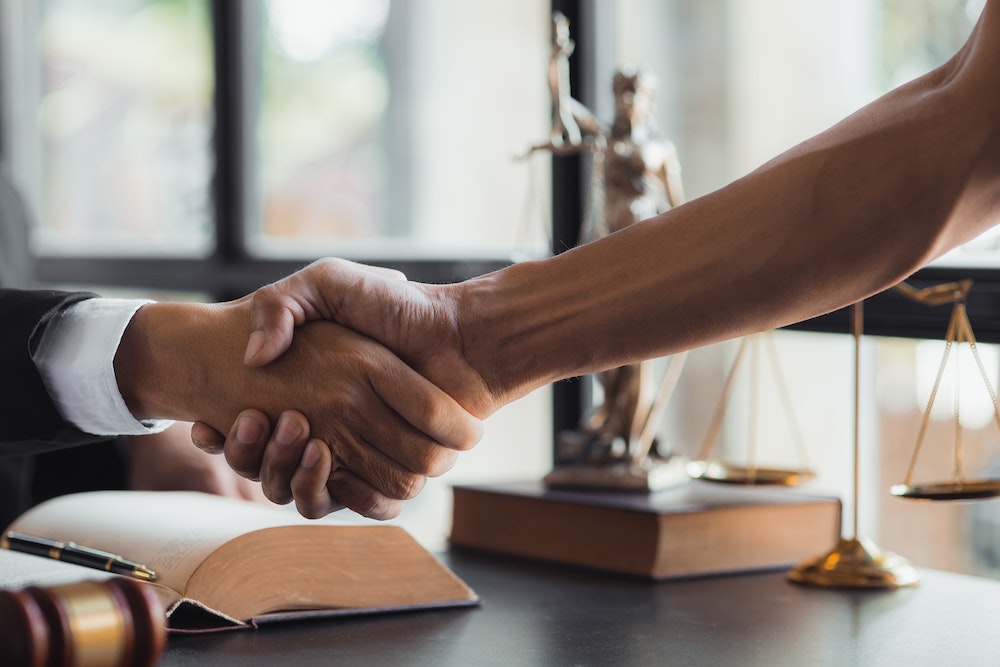 Comment vérifier la qualification de votre avocat pour vous assister efficacement
