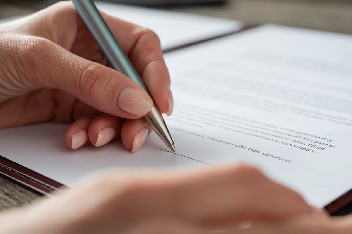 Le Dol en Droit des Contrats : Comprendre et Anticiper les Enjeux pour Préserver vos Intérêts